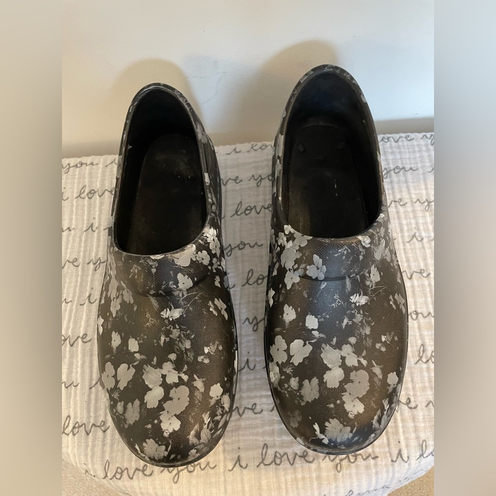 Crocs On the Clock Clogs - Picture 2 of 11